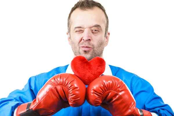 Hombre con guantes de boxeo sosteniendo el corazón — Foto de Stock