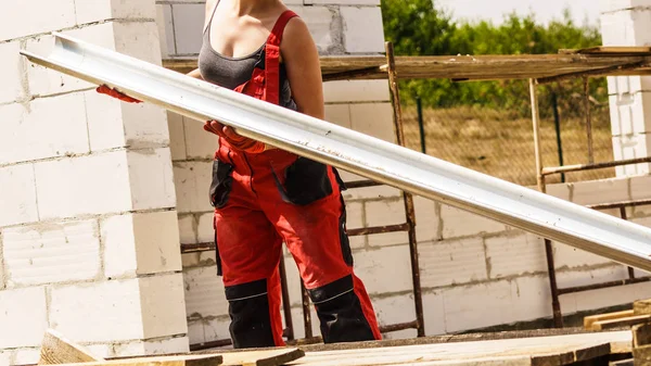 Kobieta z teczką rynny na placu budowy — Zdjęcie stockowe