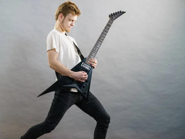 男性のエレク トリック ギターに再生 — ストック写真