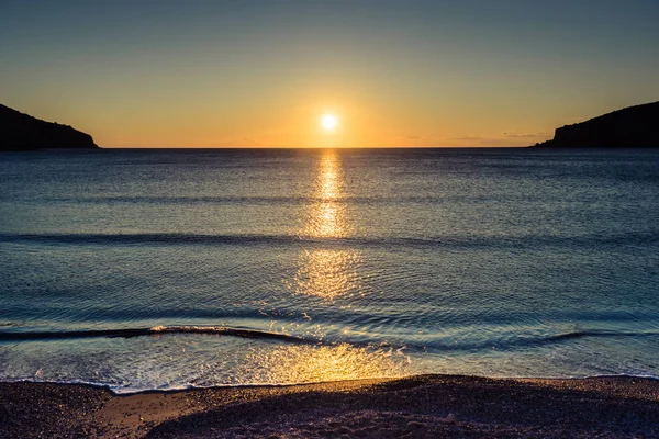 Coucher ou lever de soleil sur la surface de la mer — Photo