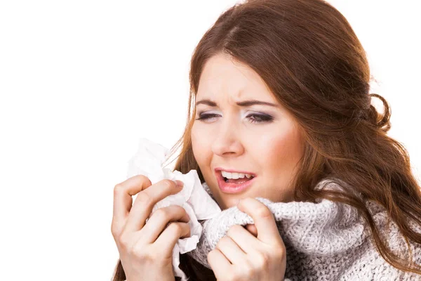 Mujer enferma congelándose estornudando en el tejido — Foto de Stock