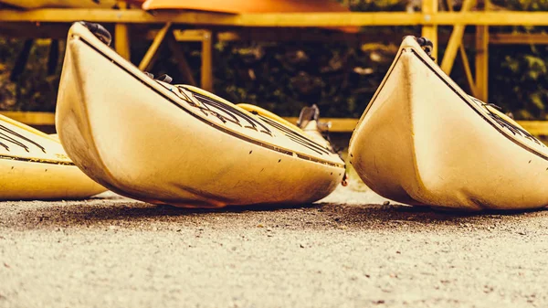 Kayaks en la orilla del agua . — Foto de Stock