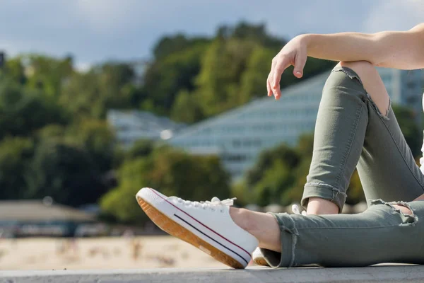 Mujer con zapatillas blancas — Foto de Stock