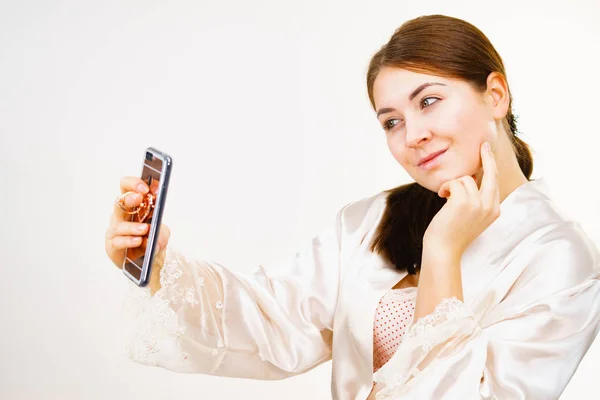 Chica sin maquillaje tomar selfie —  Fotos de Stock