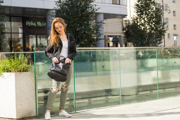 Fille décontractée avec sac à main sur la rue de la ville — Photo