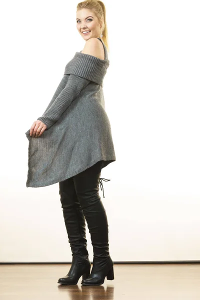 Γυναίκα που φοράει το γκρι μακρύ κορυφή πουλόβερ τουνίκ — Φωτογραφία Αρχείου