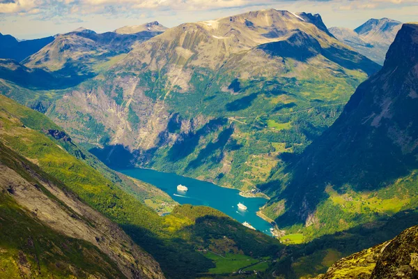 Fjordgeiranger vom dalsnibba-Aussichtspunkt, Norwegen — Stockfoto