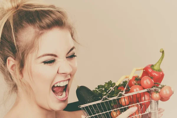 Frau hält Einkaufskorb mit Gemüse — Stockfoto