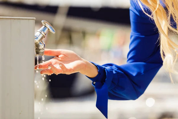 Женщина моет руки снаружи — стоковое фото