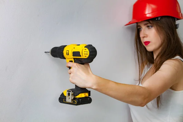 Frau nutzt Powerdrill für die Arbeit zu Hause — Stockfoto