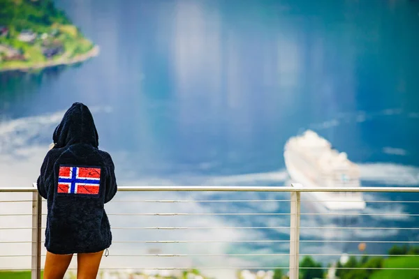 Toerist over fjord dragen Noorse vlag kleding — Stockfoto
