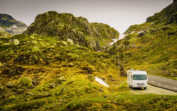 Camper auto in Noorse bergen — Stockfoto