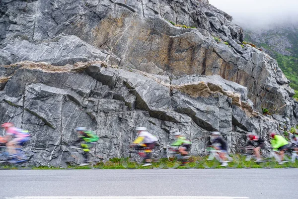 Blurry people driving bikes in mountains — Stock Photo, Image
