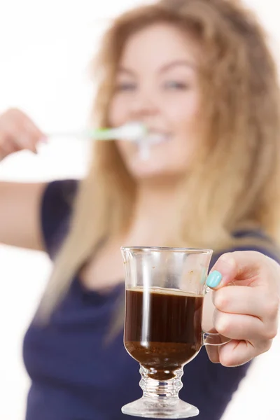 Femme heureuse tenant brosse à dents et café — Photo