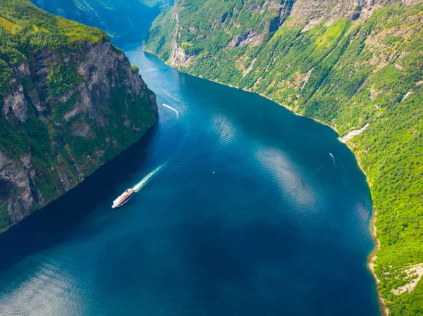 Fjord Geirangerfjord s trajektem, Norsko. — Stock fotografie