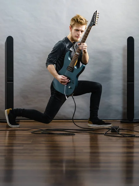 Fiatal férfi játszik elektromos gitár — Stock Fotó