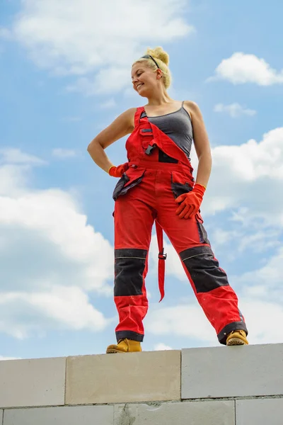 Vrouwelijke bouwer pauze op bouwplaats — Stockfoto