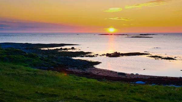 Seascape vid Midnight Sun on Andoya, Norge — Stockfoto