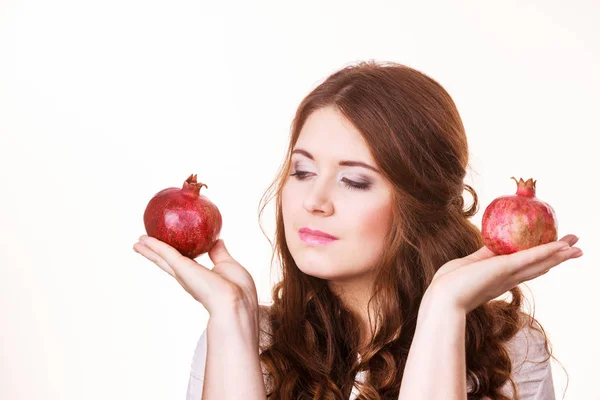 Mulher detém frutas romã — Fotografia de Stock