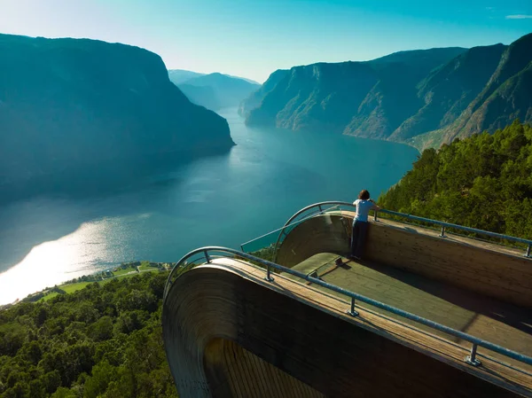 Turista disfrutando de la vista del fiordo en el mirador Stegastein Noruega — Foto de Stock