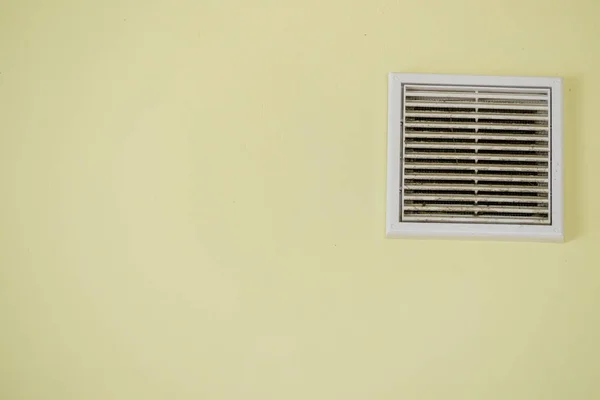 Parede amarela com ventilação — Fotografia de Stock