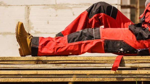 Person mit roter Arbeiterhose — Stockfoto