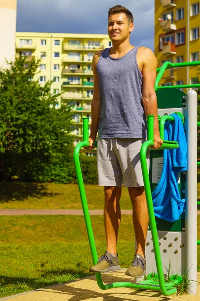 Hombre haciendo sit ups en el gimnasio al aire libre — Foto de Stock