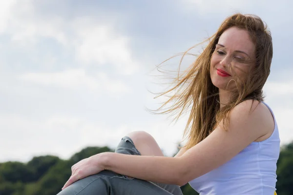 Menina roupa casual relaxante ao ar livre — Fotografia de Stock