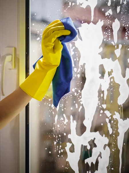 Guante limpiador de manos trapo de ventana y spray —  Fotos de Stock