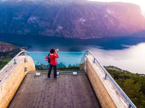 Stegastein 관점 노르웨이 피 요 르 드 보기를 즐기는 관광 — 스톡 사진