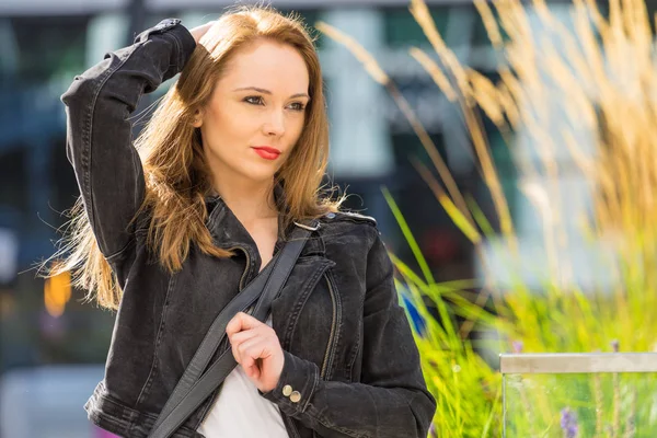 Mujer de moda en la ciudad con chaqueta romenes . — Foto de Stock