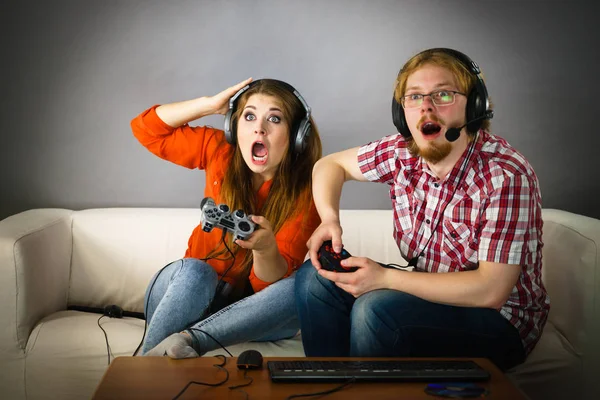 Gamer pareja jugando juegos — Foto de Stock