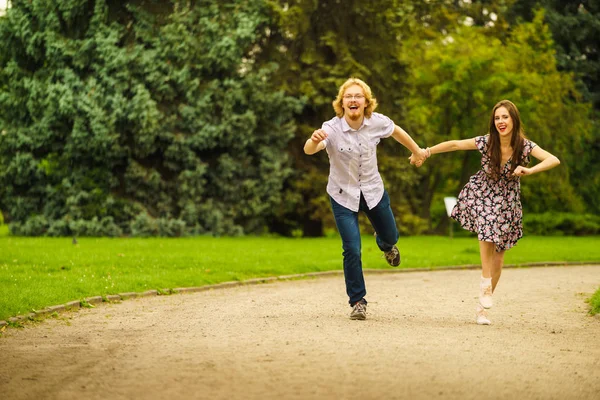 Счастливая пара играет в парке — стоковое фото