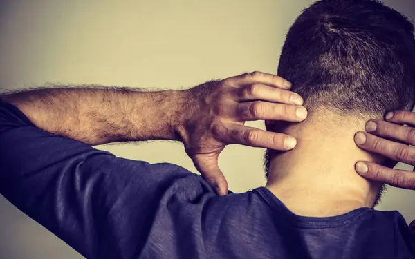 남자 데 목 통증 — 스톡 사진