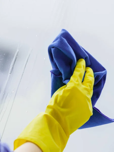 Person using cloth to clean window glass — Stock Photo, Image