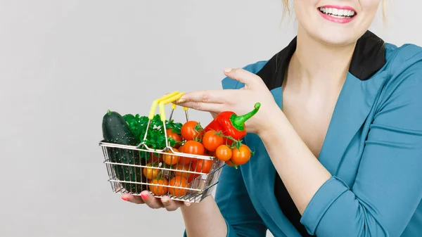 女人抱着购物篮蔬菜 — 图库照片