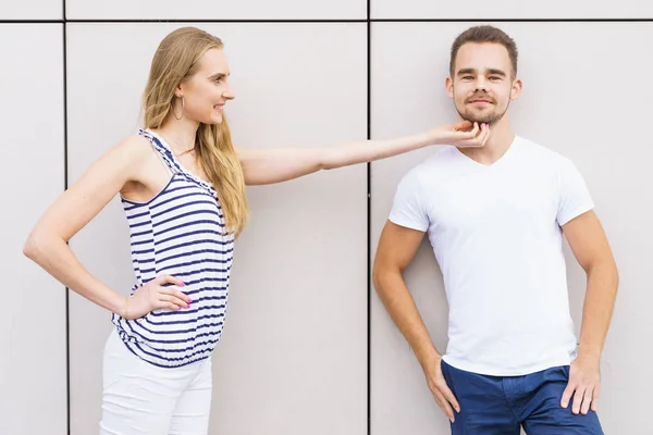 Mädchen berührt ihren Freund — Stockfoto