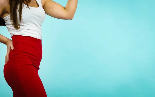 Mujer presentando traje rojo falda bien formada —  Fotos de Stock