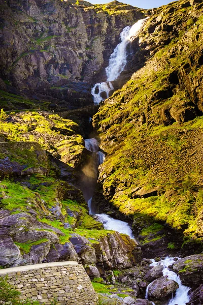 Trollstigen road, waterfall and bridge, Norvège — Photo