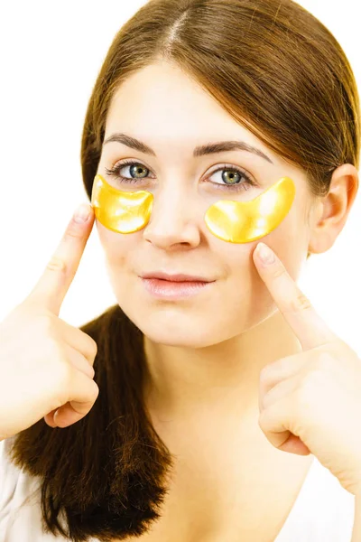 Mulher com manchas de ouro sob os olhos — Fotografia de Stock