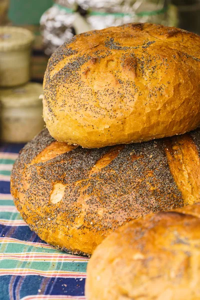 Pedaços de pão com sementes de papoila — Fotografia de Stock