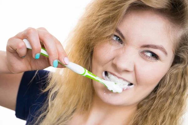 Woman brushing cleaning teeth — Stock Photo, Image