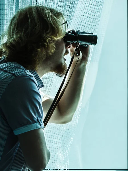 Hombre con prismáticos espiando a vecinos — Foto de Stock