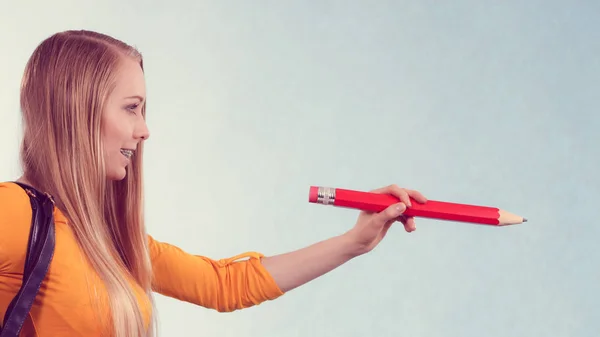 Mujer sosteniendo lápiz grande — Foto de Stock