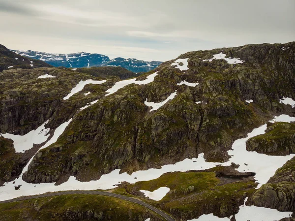Vue aérienne. Route et lacs en montagne Norvège — Photo