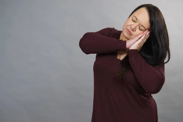 Mujer teniendo un gesto soñoliento — Foto de Stock