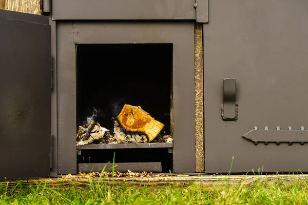 Odun yanan koyu metal soba — Stok fotoğraf