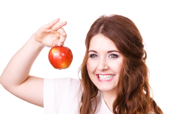 Mulher segura fruta de maçã perto do rosto, isolado — Fotografia de Stock