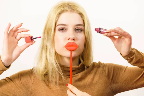 Vrouw toepassen van lippenstift of lip gloss — Stockfoto