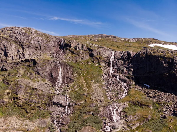 Cachoeira nas montanhas. Rota norueguesa Sognefjellet — Fotografia de Stock